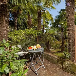 Naval With Garden Apartment
